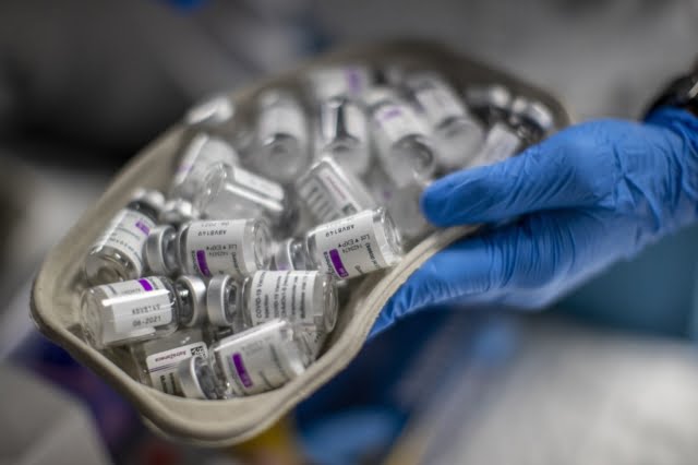 AstraZeneca: Παραδέχεται για πρώτη φορά ότι το εμβόλιό της για τον κορονοϊό προκαλεί παρενέργειες