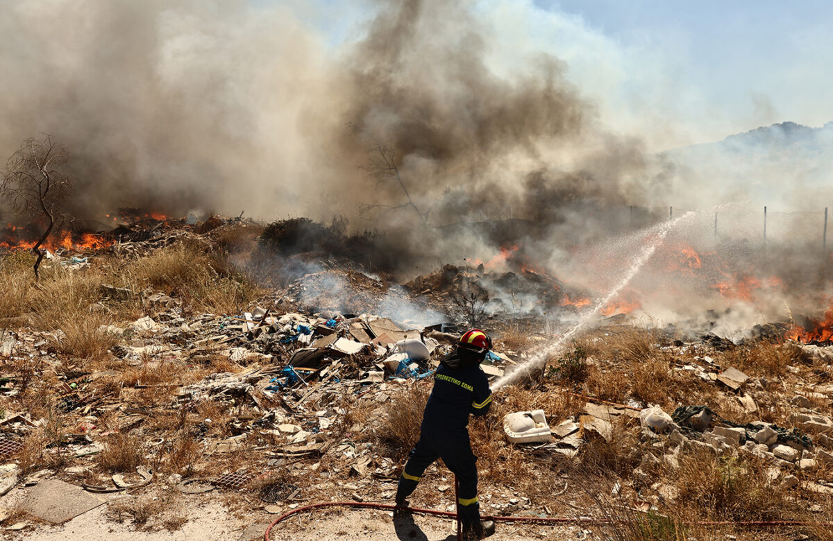 «Τροχοπέδη τα ακαθάριστα οικόπεδα στο Κορωπί» – «Όποιος το είχε καθαρίσει κατάφερε να γλιτώσει», λέει κάτοικος για τη φωτιά