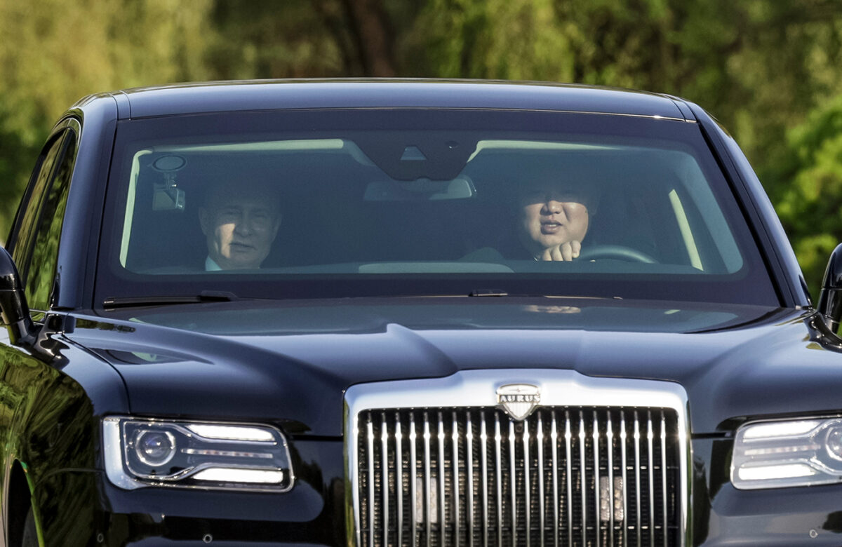 Η βόλτα των Κιμ Γιονγκ Ουν και Πούτιν με τη ρωσική λιμουζίνα που χάρισε στον βορειοκορεάτη ηγέτη ο ρώσος πρόεδρος
