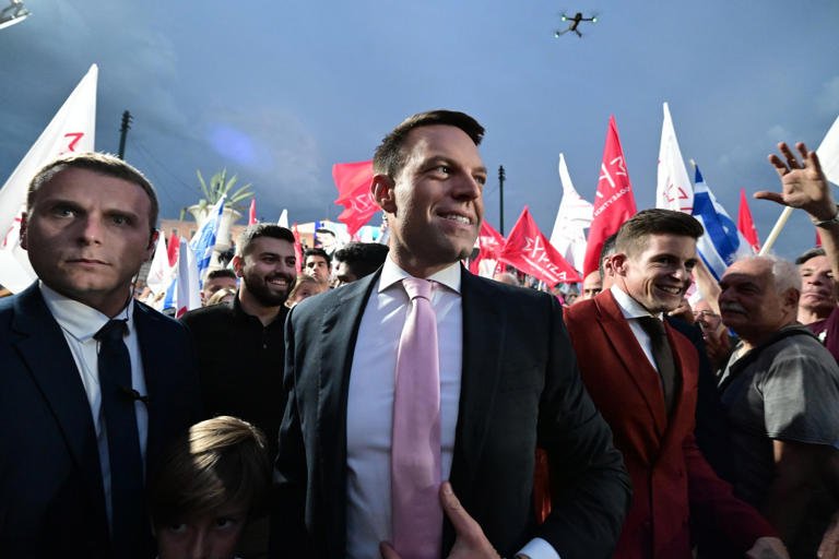  “Σόου” Κασσελάκη στο Σύνταγμα με θεατή τον Τσίπρα
