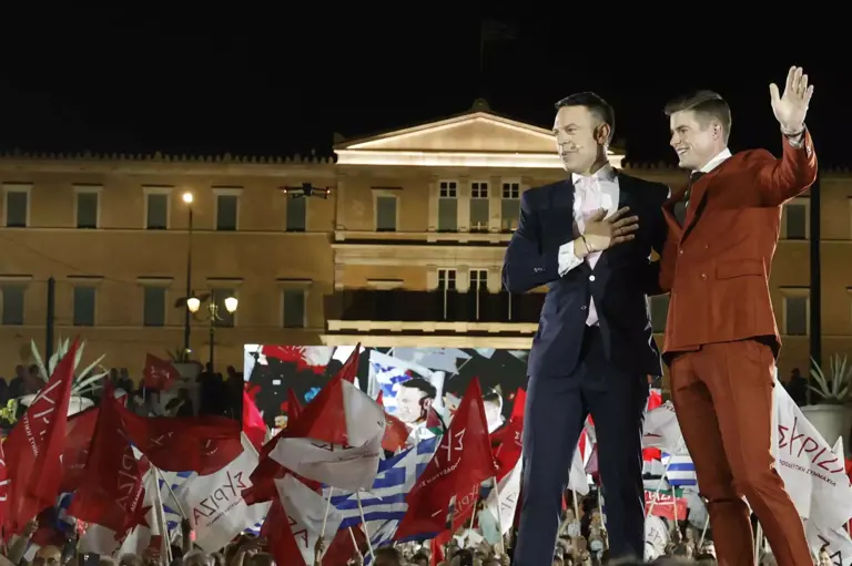  Κίνηση υψηλού συμβολισμού από τον Στέφανο Κασσελάκη – Ανέβασε τον Τάιλερ Μακμπέθ στη σκηνή της κεντρικής ομιλίας στο Σύνταγμα