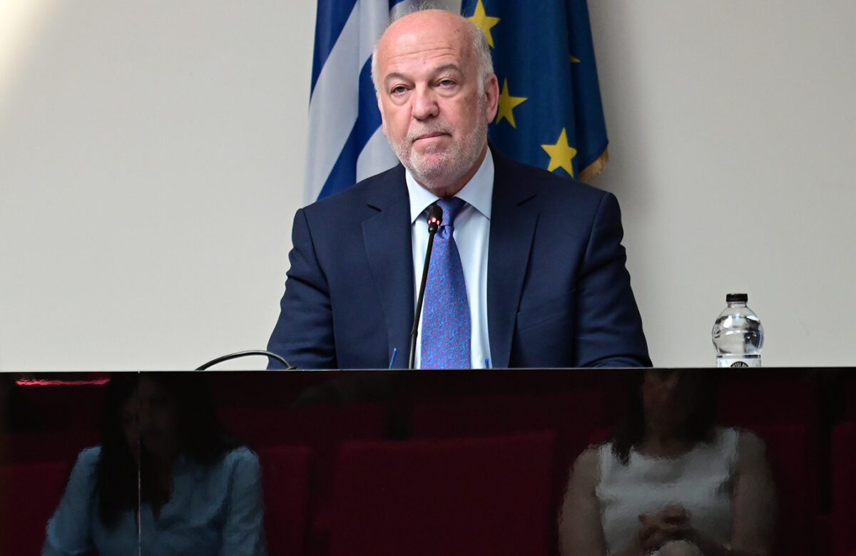 Τα 13 νέα μέτρα κατά της ενδοοικογενειακής βίας: Τι θα ισχύει για βραχιολάκι και προσωρινή κράτηση – Άμεσα η παραπομπή σε δίκη